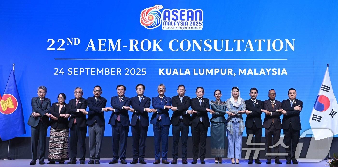 여한구 산업통상자원부 통상교섭본부장이 24일&#40;현지시간&#41; 말레이시아 쿠알라룸푸르 국제컨벤션센터에서 열린 &#39;제22차 한-아세안 경제장관회의&#39;에서 기념 촬영을 하고 있다. &#40;산업통상자원부 제공. 재판매 및 DB 금지&#41; 2025.9.24/뉴스1