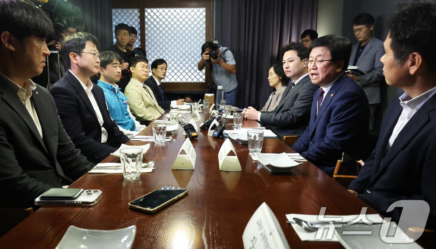 최교진 사회부총리 겸 교육부 장관이 24일 서울 여의도의 한 식당에서 열린 교원노조 및 교원단체 오찬 간담회에서 모두발언을 하고 있다. 2025.9.24/뉴스1 ⓒ News1 오대일 기자