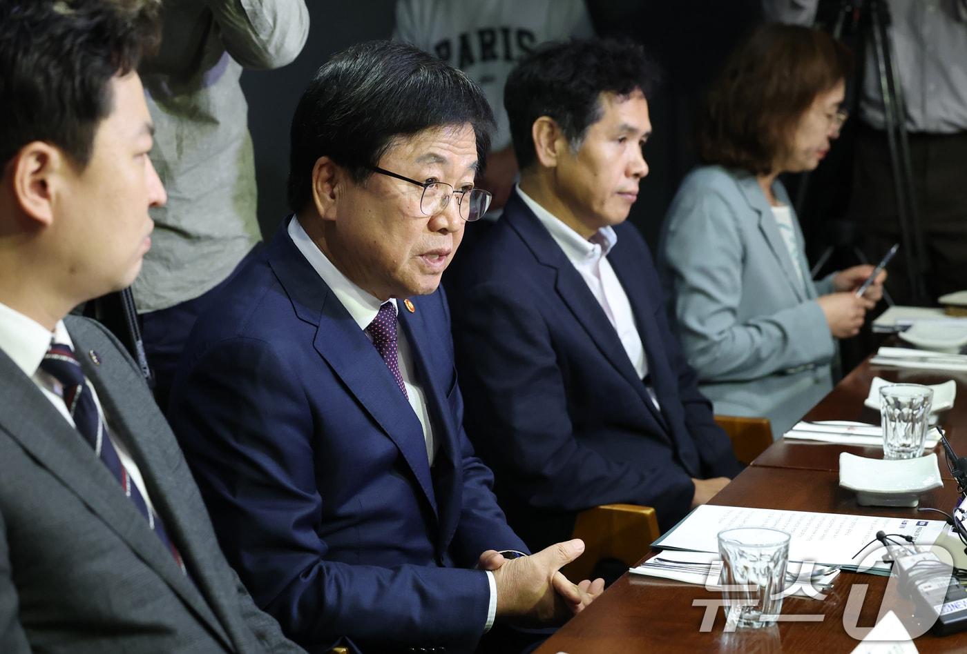 본문 이미지 - 최교진 사회부총리 겸 교육부 장관이 24일 서울 여의도의 한 식당에서 열린 교원노조 및 교원단체 오찬 간담회에서 모두발언을 하고 있다. 최 부총리는 이 자리에서 고교학점제 운영, 교권 보호, 교원단체와의 협력 등 교육 현안에 대해 각 단체의 의견을 듣고, 정책에 반영할 방안을 모색할 예정이다. 2025.9.24 ⓒ 뉴스1 오대일 기자