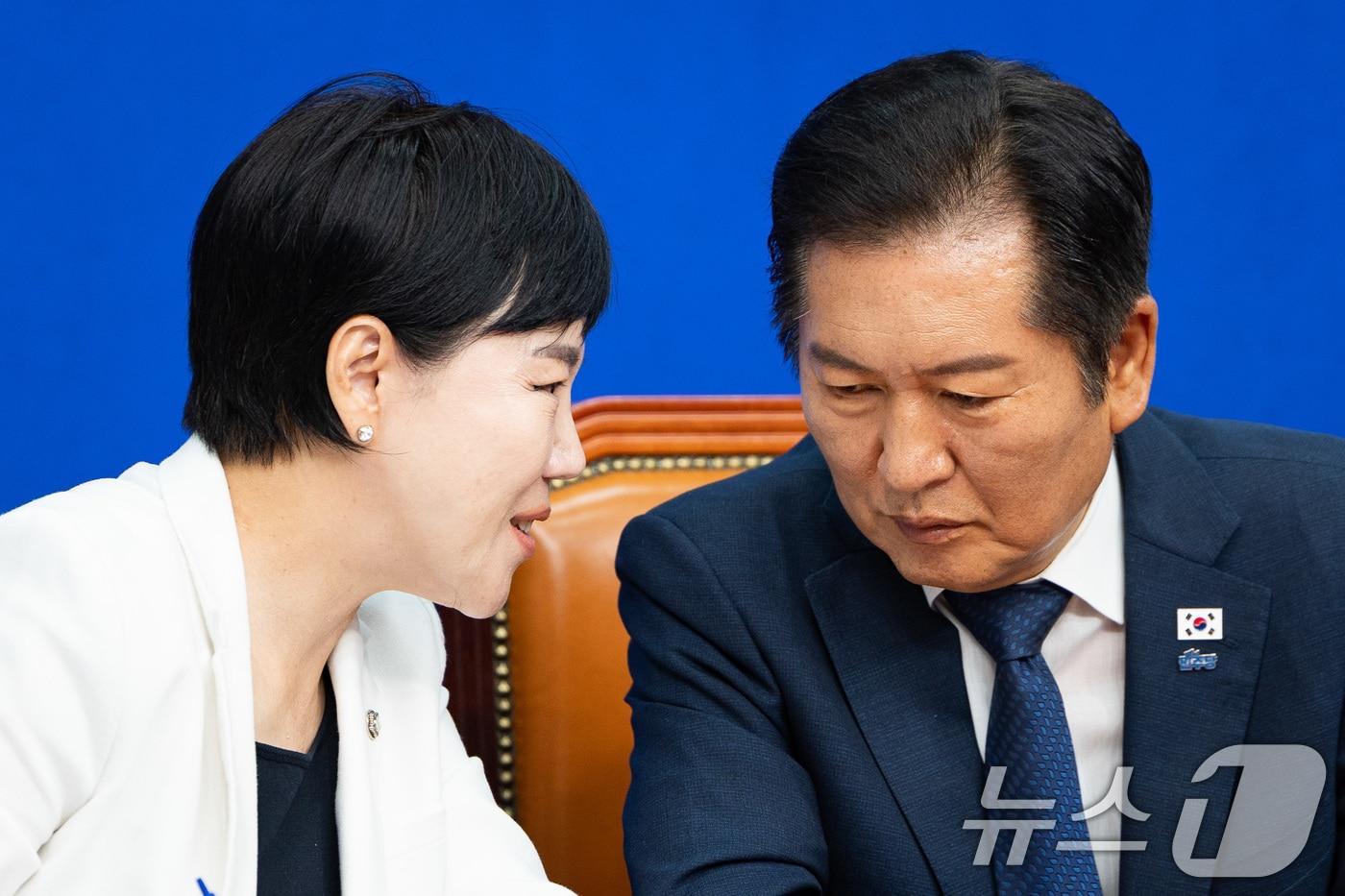 정청래 더불어민주당 대표와 전현희 최고위원이 지난 9월 24일 서울 여의도 국회에서 열린 최고위원회의에서 대화하고 있다. 2025.9.24/뉴스1 ⓒ News1 유승관 기자