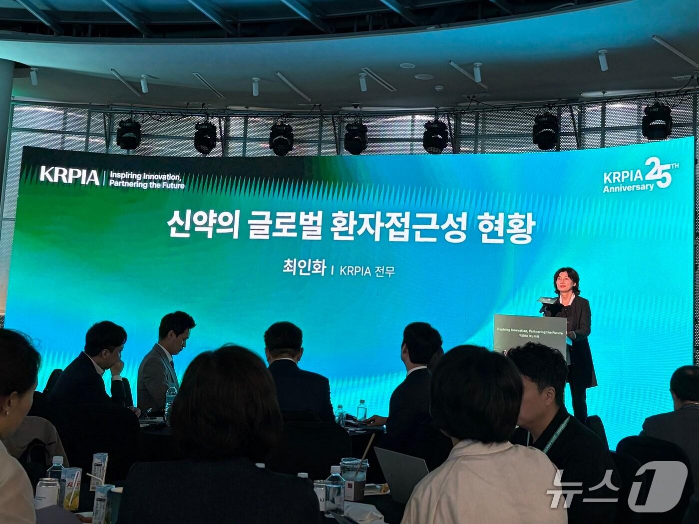 본문 이미지 - 최인화 한국글로벌의약산업협회(KRPIA) 전무는 24일 오전 서울 반포한강공원 채빛섬에서 열린 포럼에서 설명하고 있다.(김정은 기자)