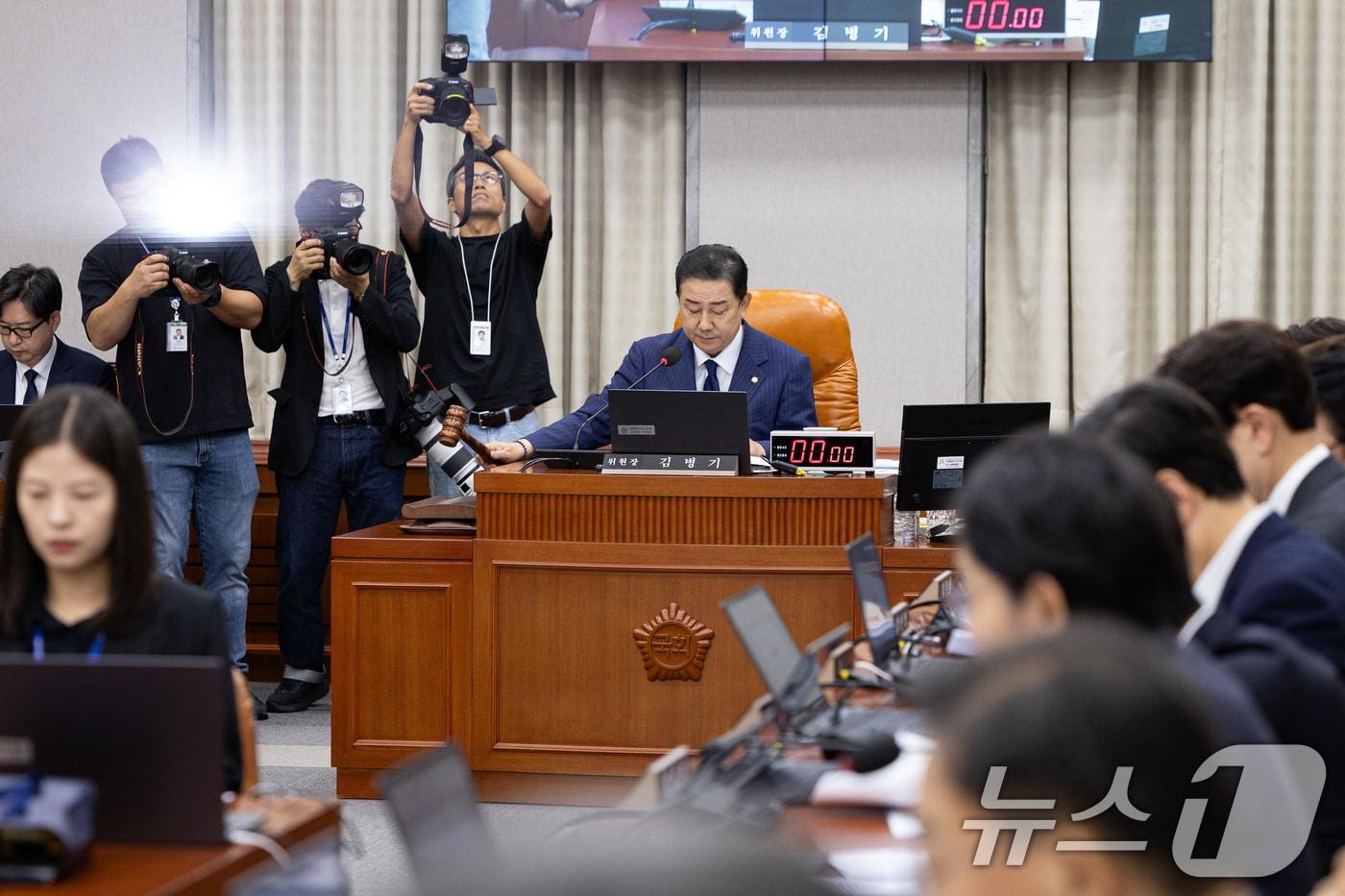 김병기 국회 운영위원장이 24일 서울 여의도 국회에서 열린 제429회 국회&#40;정기회&#41; 국회운영위원회 제2차 전체회의에서 의사봉을 두드리고 있다. 2025.9.24/뉴스1 ⓒ News1 유승관 기자