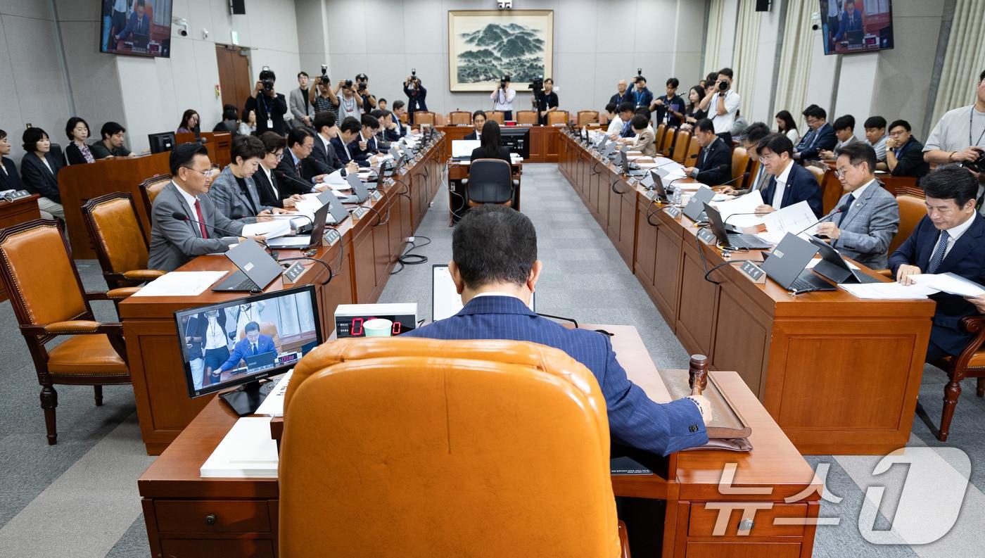 김병기 국회 운영위원장이 지난 9월 24일 서울 여의도 국회에서 열린 제429회 국회&#40;정기회&#41; 국회운영위원회 제2차 전체회의에서 의사봉을 두드리고 있다. 2025.9.24/뉴스1 ⓒ News1 유승관 기자