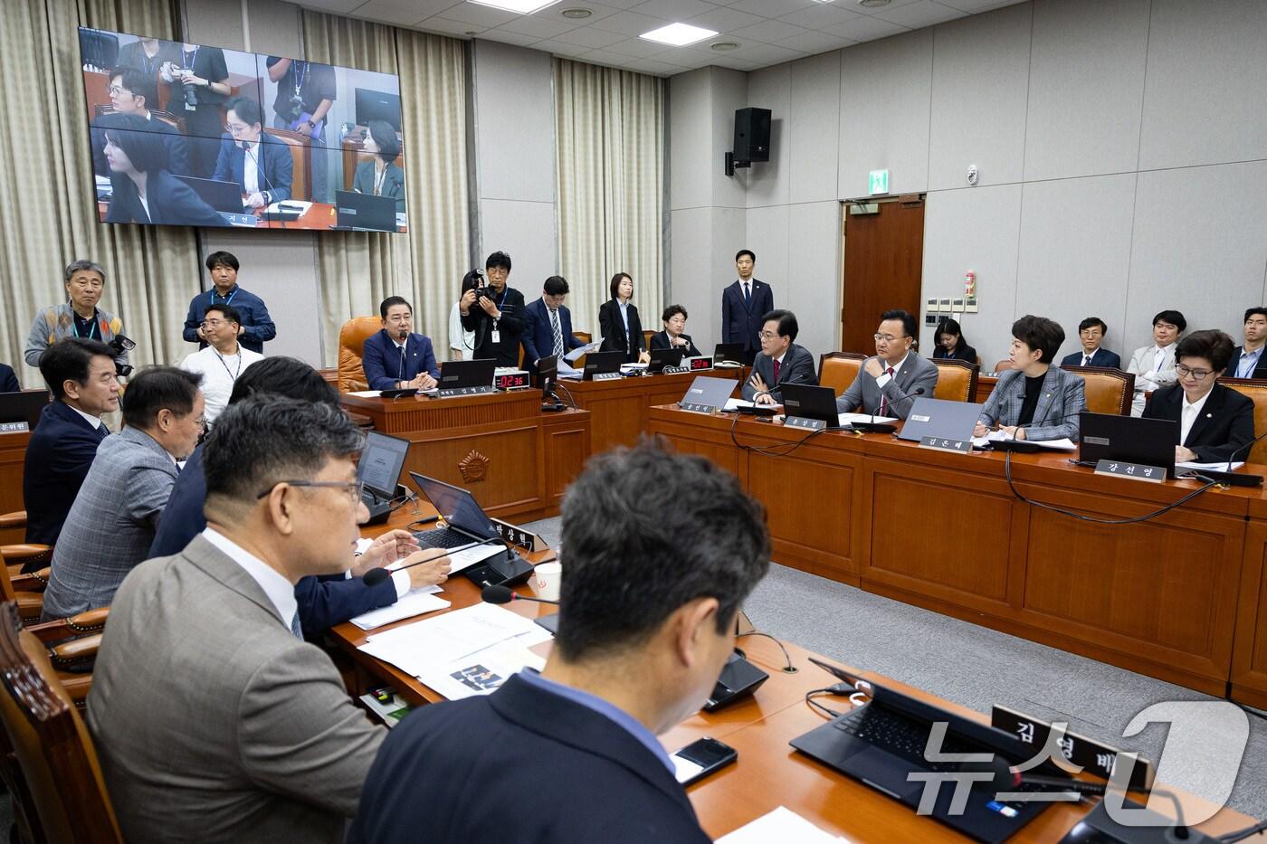 김병기 국회 운영위원장이 24일 서울 여의도 국회에서 열린 제429회 국회(정기회) 국회운영위원회 제2차 전체회의를 주재하고 있다. 2025.9.24/뉴스1 ⓒ News1 유승관 기자