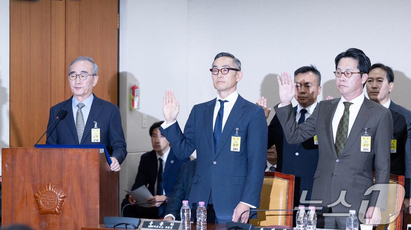 김영섭 KT 대표이사&#40;왼쪽부터&#41;, 윤종하 MBK파트너스 부회장, 조좌진 롯데카드 대표이사가 24일 서울 여의도 국회 과학기술정보방송통신위원회에서 열린 대규모 해킹사고&#40;통신·금융&#41; 관련 청문회에 출석해 증인 선서하고 있다. 2025.9.24/뉴스1 ⓒ News1 이승배 기자
