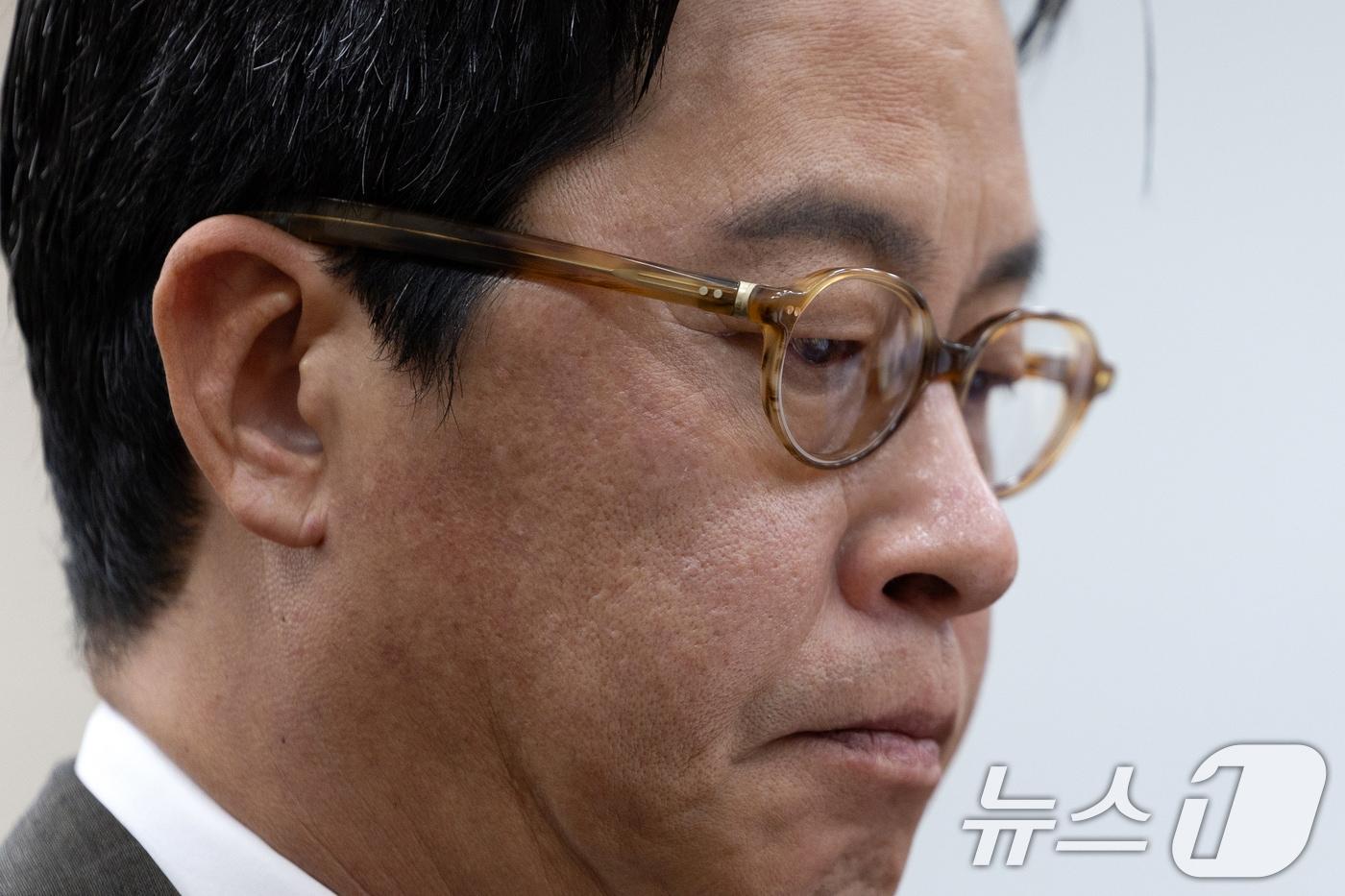 조좌진 롯데카드 대표이사가 24일 서울 여의도 국회 과학기술정보방송통신위원회에서 열린 대규모 해킹사고&#40;통신·금융&#41; 관련 청문회에 출석해 생각에 잠겨있다. 2025.9.24/뉴스1 ⓒ News1 이승배 기자