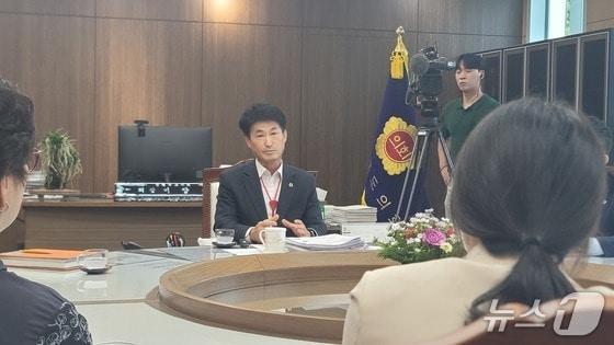 본문 이미지 - 이양섭 충북도의장이 22일 의장실에서 오송 궁평2 지하차도 참사 유가족들을 만나 추모 조형물 예산 삭감 이유를 설명하고 있다.2025.9.22./뉴스1