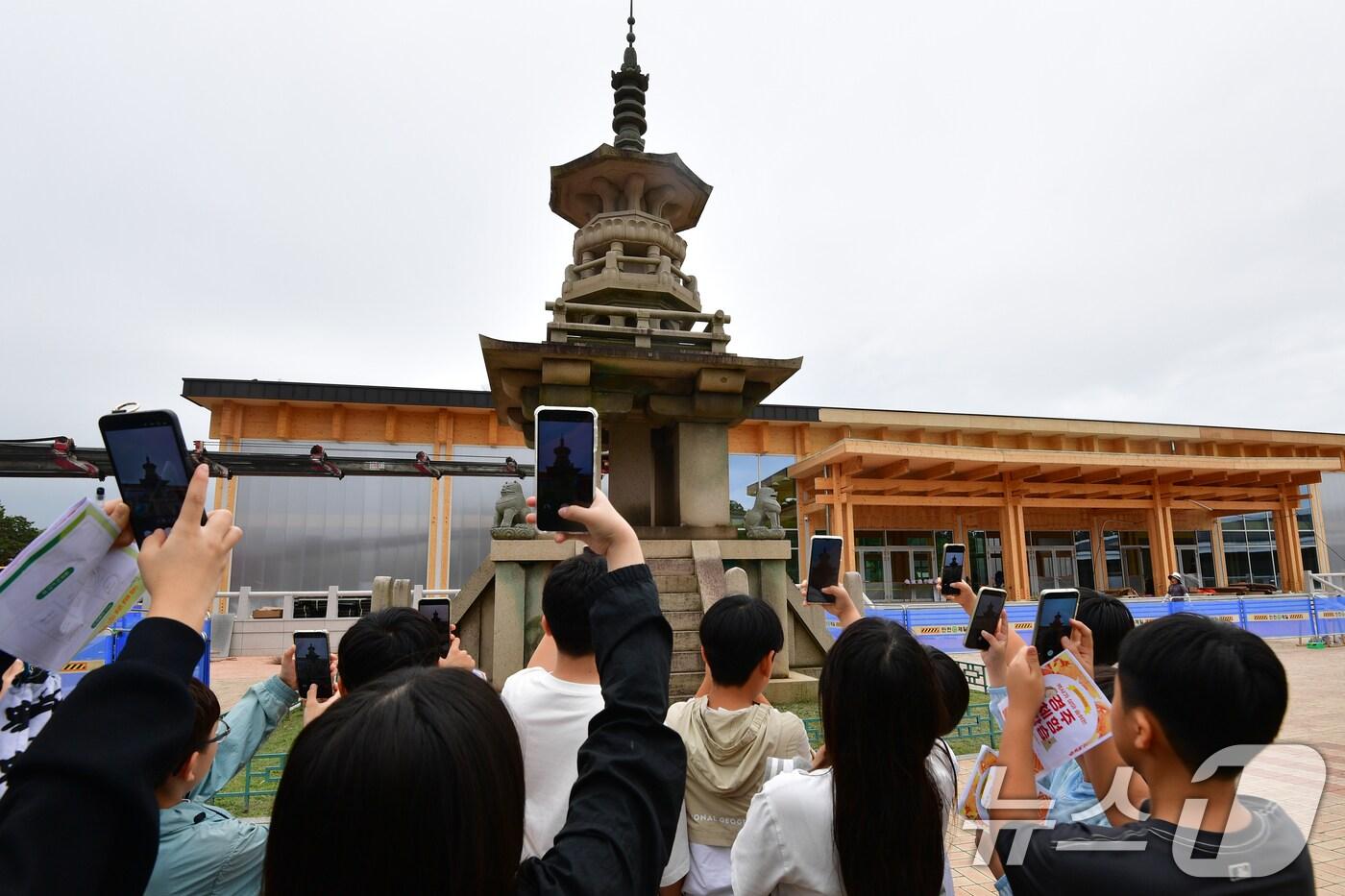 24일 국립경주박물관을 찾은 초등학생들이 스마트폰으로 'APEC 정상회의' 시설을 촬영하고 있다. 2025.9.24/뉴스1 ⓒ News1 최창호 기자
