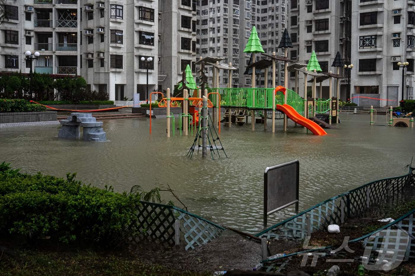 24일&#40;현지시간&#41; 태풍 라가사가 홍콩을 강타하면서 홍수가 발생해 놀이터가 물에 잠겨있는 모습. 2025.09.24. ⓒ AFP=뉴스1 ⓒ News1 권준언 기자