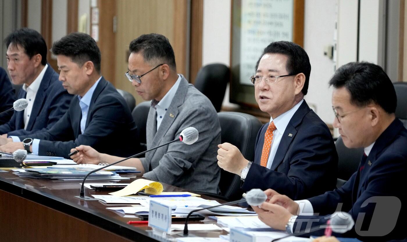 김영록 전라남도지사가 24일 도청 서재필실에서 실국장 및 관련 기관이 참석한 가운데 ‘전남 에너지미래도시 100일 플랜 klck-off 회의’를 주재하고 있다.&#40;전남도 제공. 재판매 및 DB금지&#41; 2025.9.24/뉴스1 