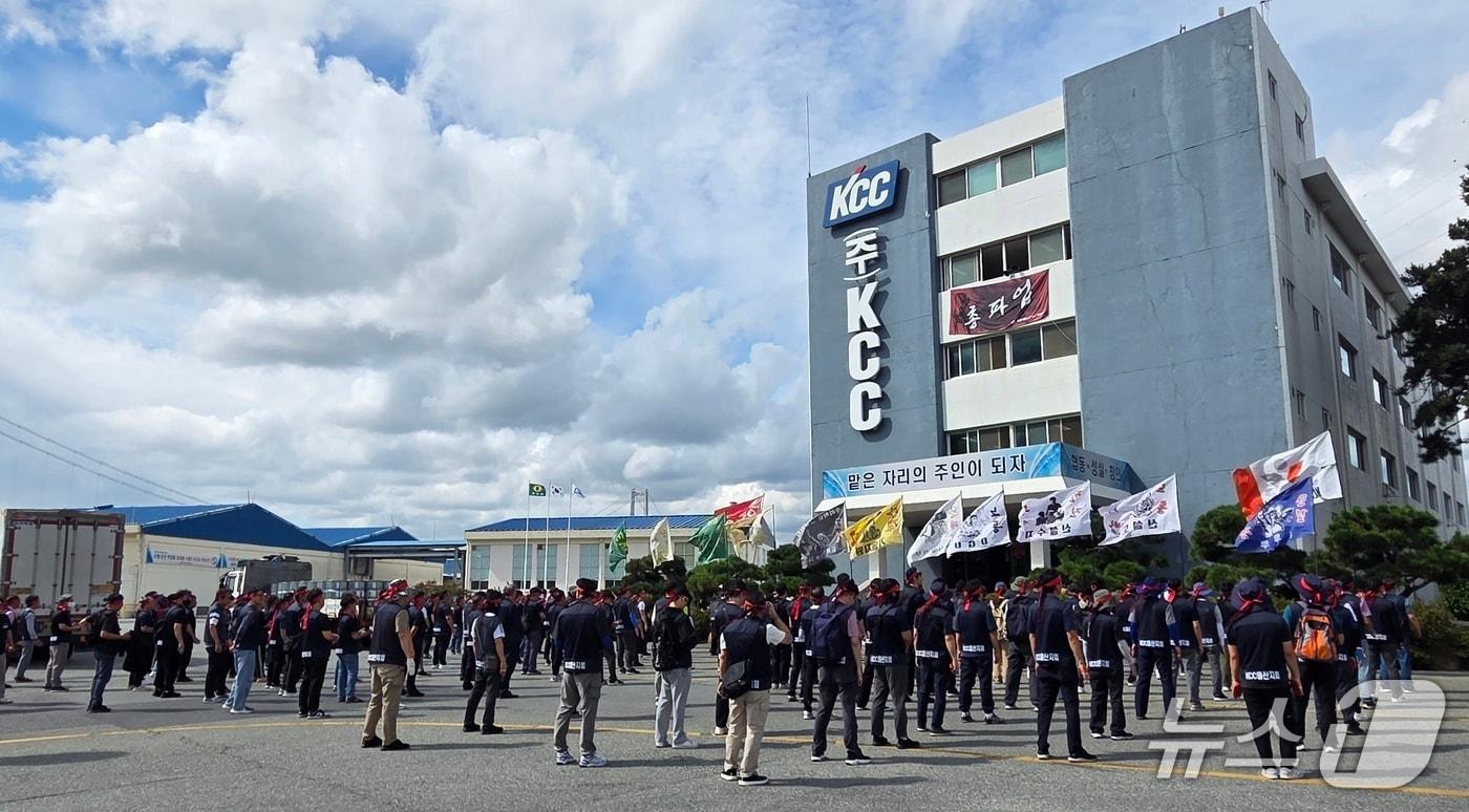 KCC 울산공장 노동자들이 임금 및 단체협약 난항을 이유로 총파업에 돌입했다. &#40;민주노총 전국화학섬유식품산업노조 KCC울산지회 제공. 재판매 및 DB금지&#41;/뉴스1