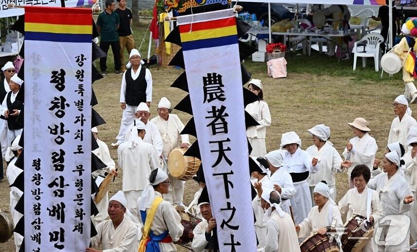 본문 이미지 - 강원 평창군의 제48회 노산 문화제 및 제43회 군민의 날 행사가 24일부터 26일까지 평창종합운동장과 평창강 종부 둔치, 평창문화예술회관 등에서 열리고 있다. (평창군 제공. 재판매 및 DB금지) 2025.9.24/뉴스1