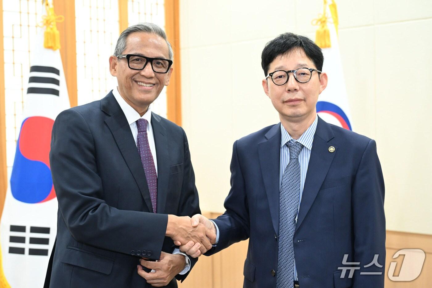 박윤주(오른쪽) 외교부 1차관, 체쳅 헤라완 신임 주한인도네시아대사.(외교부 제공)
