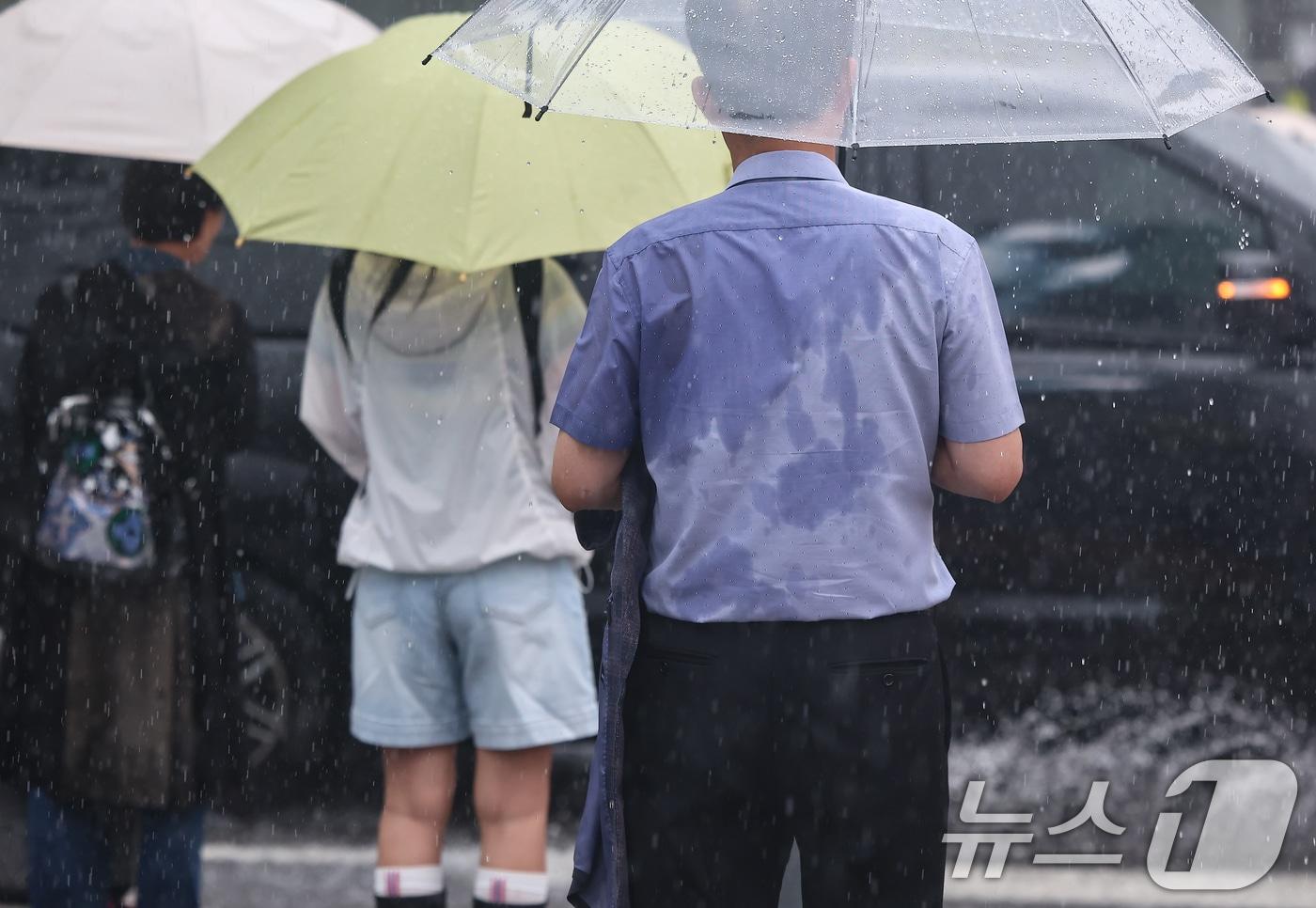 가을비가 내리는 서울 종로구 광화문네거리에서 우산을 쓴 시민들이 발걸음을 재촉하고 있다. 2025.9.24/뉴스1 ⓒ News1 김도우 기자
