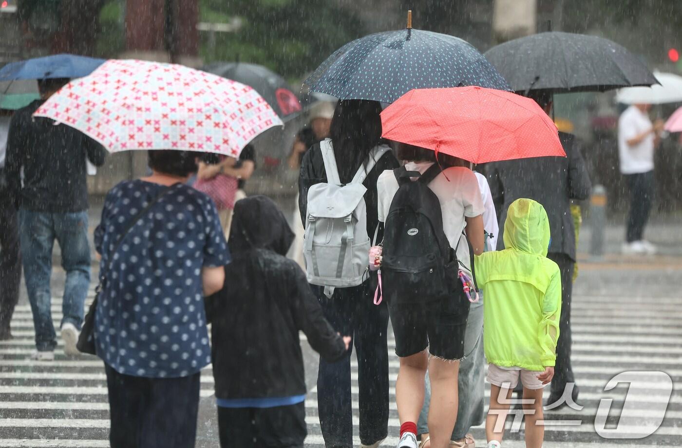 가을비가 내리는 24일 서울 종로구 광화문네거리에서 우산을 쓴 시민들이 발걸음을 재촉하고 있다. 2025.9.24/뉴스1 ⓒ News1 김도우 기자