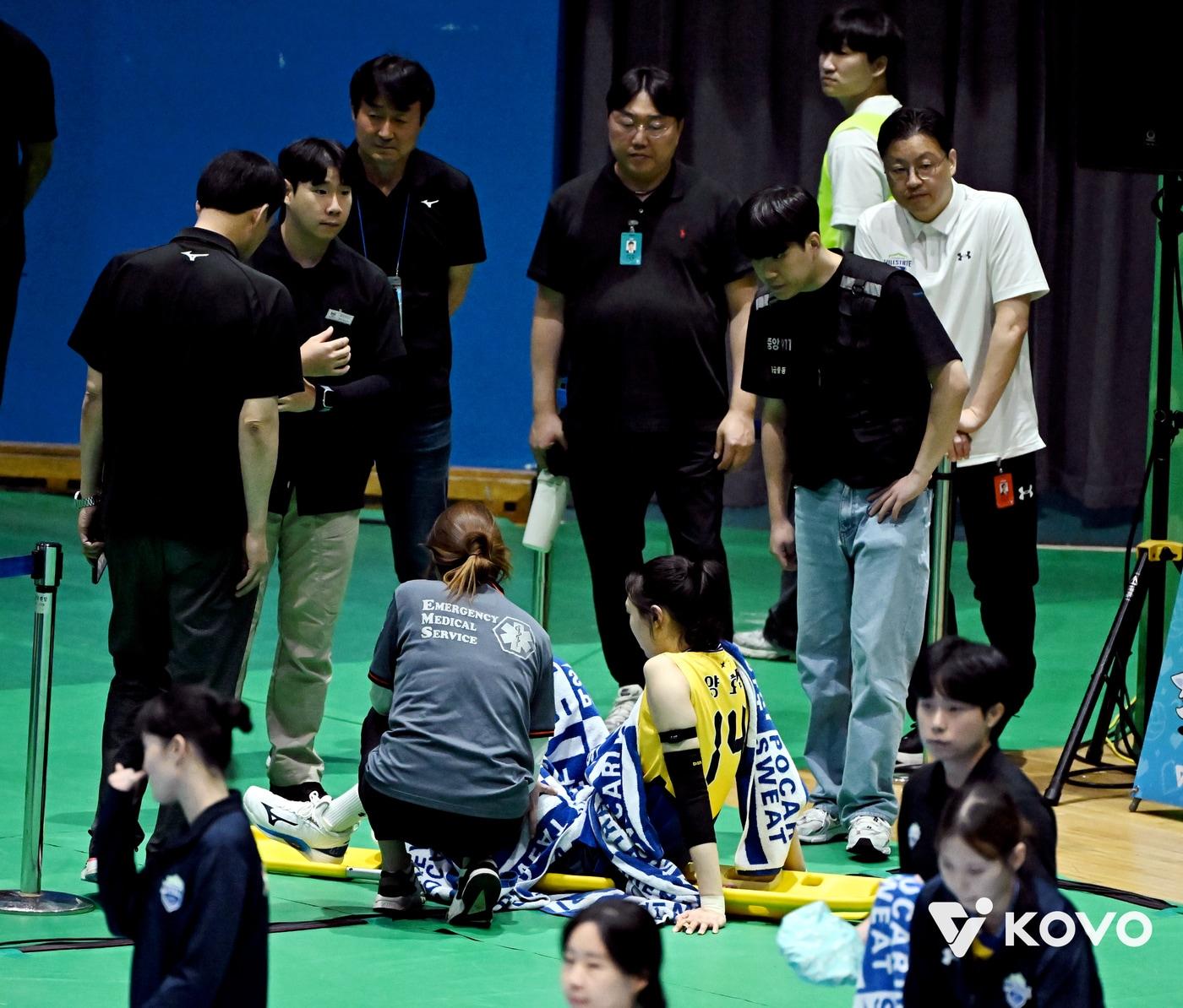 본문 이미지 - KOVO컵 대회에서 무릎 부상을 당한 양효진. &#40;KOVO 제공&#41;