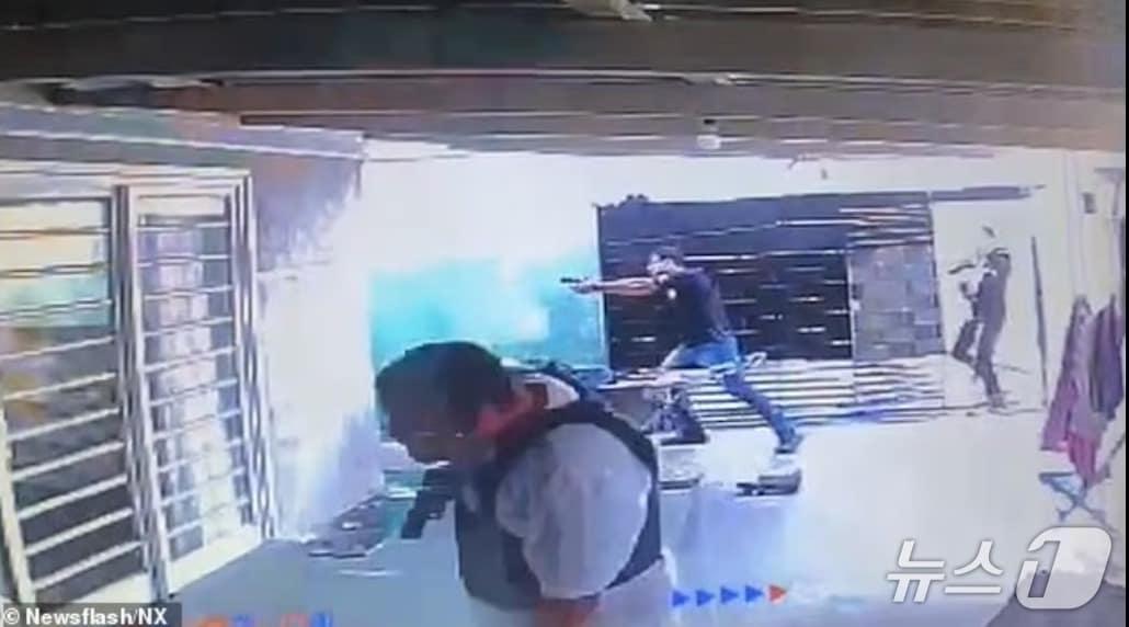 본문 이미지 - 경찰이 A씨의 소재지를 급습하고 있는 장면 - 데일리메일 갈무리