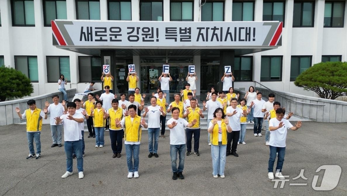 본문 이미지 - 강원경제자유구역청 직원들이 자체 제작한 로고송과 안무로 뮤직비디오를 찍고 있다.&#40;강원경자청 제공, 재판매 및 DB 금지&#41; 2025.9.24/뉴스1