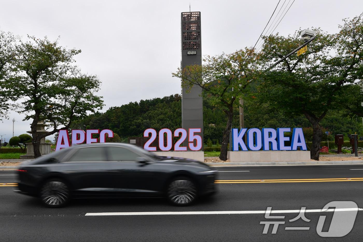 24일 경북 경주시가 APEC 2025 정상회의를 앞두고 보문단지로 들어가는 곳곳에 홍보조형물이 설치돼 있다. ⓒ News1 최창호 기자