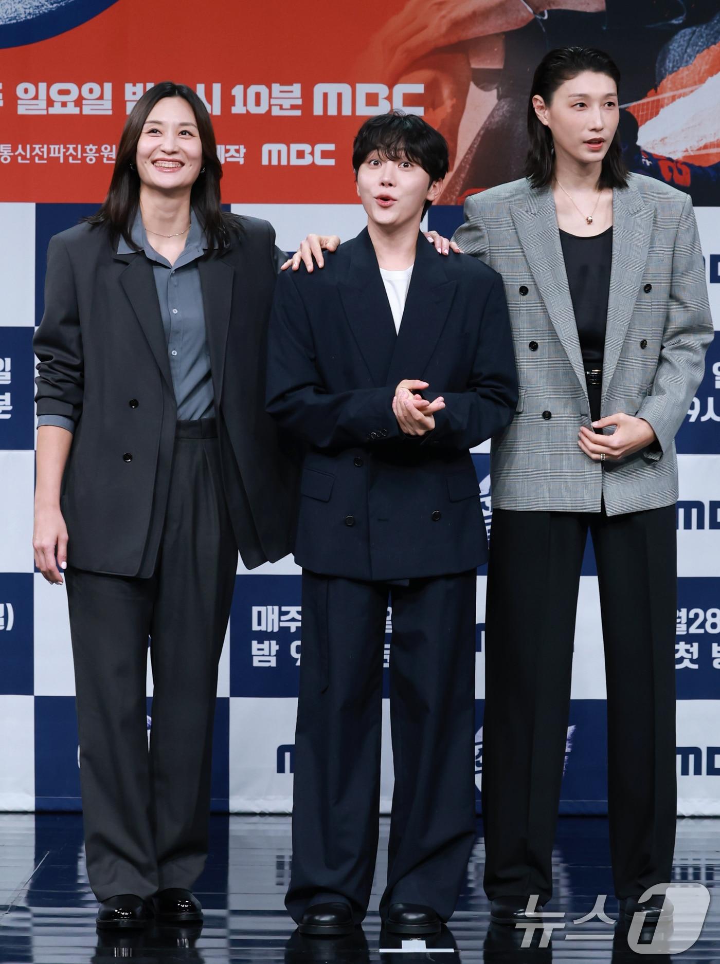 본문 이미지 - 전 배구선수 표승주(왼쪽부터)와 세븐틴 승관, 김연경이 24일 오후 서울 마포구 상암동 MBC 골든마우스홀에서 열린 MBC 새 예능 '신인감독 김연경' 제작발표회에 참석해 포즈를 취하고 있다. '신인감독 김연경'은 신인 감독으로 배구 여제 김연경의 구단 창설 프로젝트다. 은퇴 후 새로운 도전에 나선 '배구 황제' 김연경이 직접 창단한 팀 ‘필승 원더독스’를 이끌며 지도자로서 첫발을 내딛는 과정이 담긴다. 2025.9.24/뉴스1 ⓒ News1 권현진 기자
