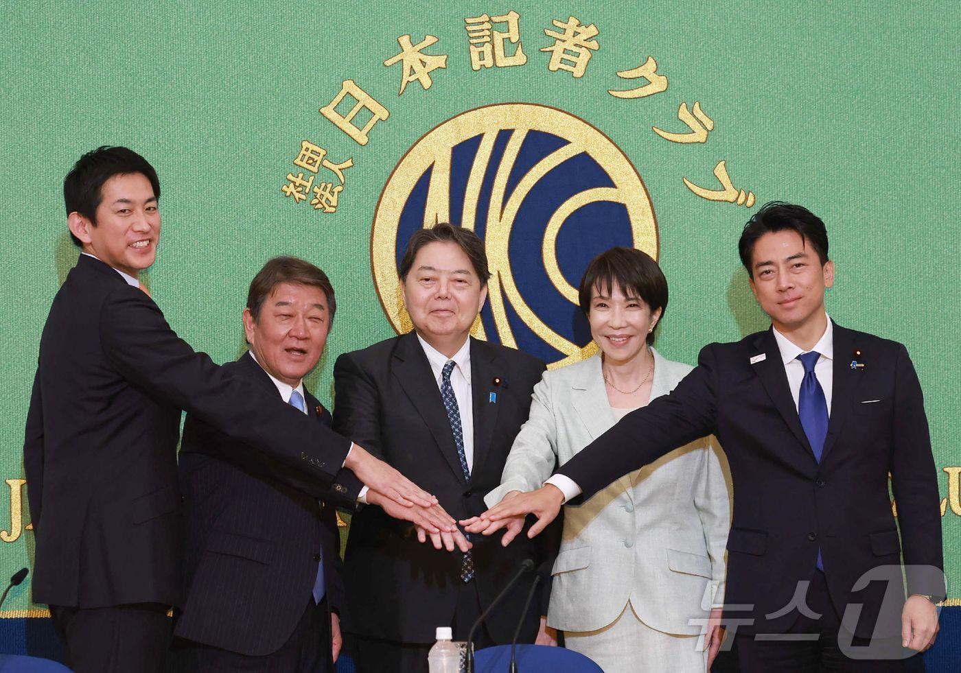 일본 도쿄에서 24일 열린 일본기자클럽 주최 토론회에 참석해 포즈를 취하는 자민당 총재 선거 후보자들. 왼쪽부터 고바야시 다카유키 전 경제안보상, 모테기 도시미쓰 전 외무상, 하야시 요시마사 관방장관, 다카이치 사나에 전 경제안보상, 고이즈미 신지로 농림수산상. 2025.09.24. ⓒ AFP=뉴스1 ⓒ News1 권준언 기자