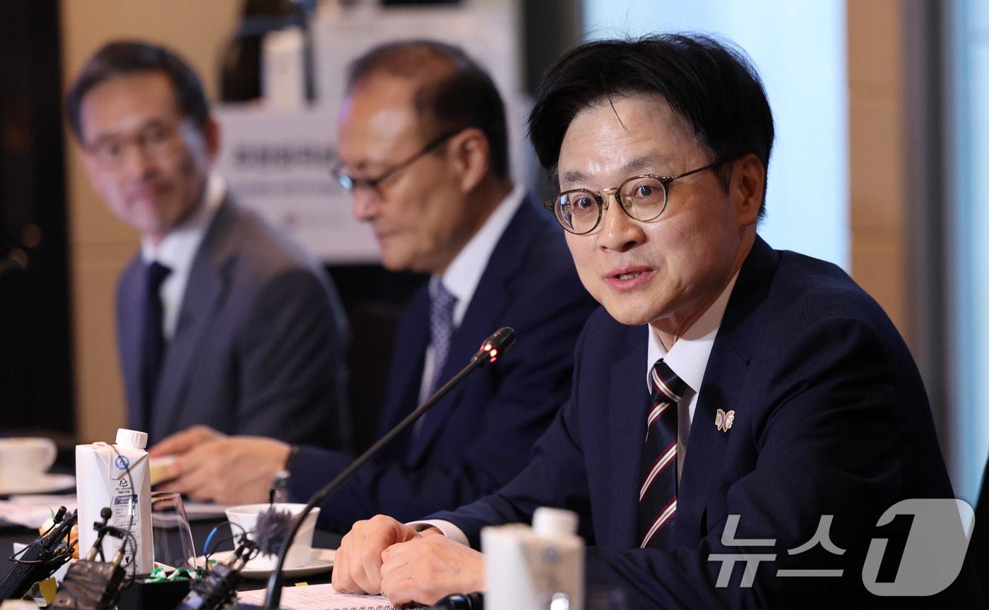본문 이미지 - 김정관 산업부 장관이 24일 서울 종로구 포시즌스호텔에서 열린 주한외국상공회의소 간담회에서 모두 발언을 하고 있다. 이날 간담회에는 미국(AMCHAM), 유럽(ECCK), 독일(KGCCI), 프랑스(FKCCI), 영국(BCCK), 일본(SJC), 중국(CCCK) 등 주한상의 대표들이 참석했다. 2025.9.24 ⓒ 뉴스1 박지혜 기자