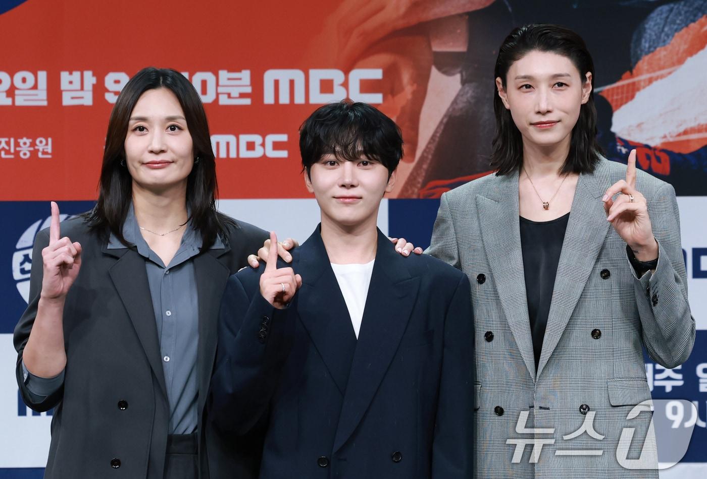 전 배구선수 표승주(왼쪽부터)와 세븐틴 승관, 배구여제 김연경이 24일 오후 서울 마포구 상암동 MBC 골든마우스홀에서 열린 MBC 새 예능 '신인감독 김연경' 제작발표회에 참석해 포즈를 취하고 있다. '신인감독 김연경'은 신인 감독으로 배구 여제 김연경의 구단 창설 프로젝트다. 은퇴 후 새로운 도전에 나선 '배구 황제' 김연경이 직접 창단한 팀 ‘필승 원더독스’를 이끌며 지도자로서 첫발을 내딛는 과정이 담긴다. 2025.9.24/뉴스1 ⓒ News1 권현진 기자