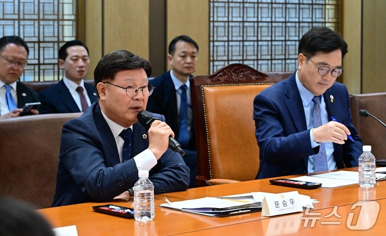 본문 이미지 - 24일 문승우 전북도의장이 우원식 국회의장에게 전북 발전을위한 입법 노력을 건의하고 있다.(의회제공. 재판매 및 DB금지)2025.9.24/뉴스1