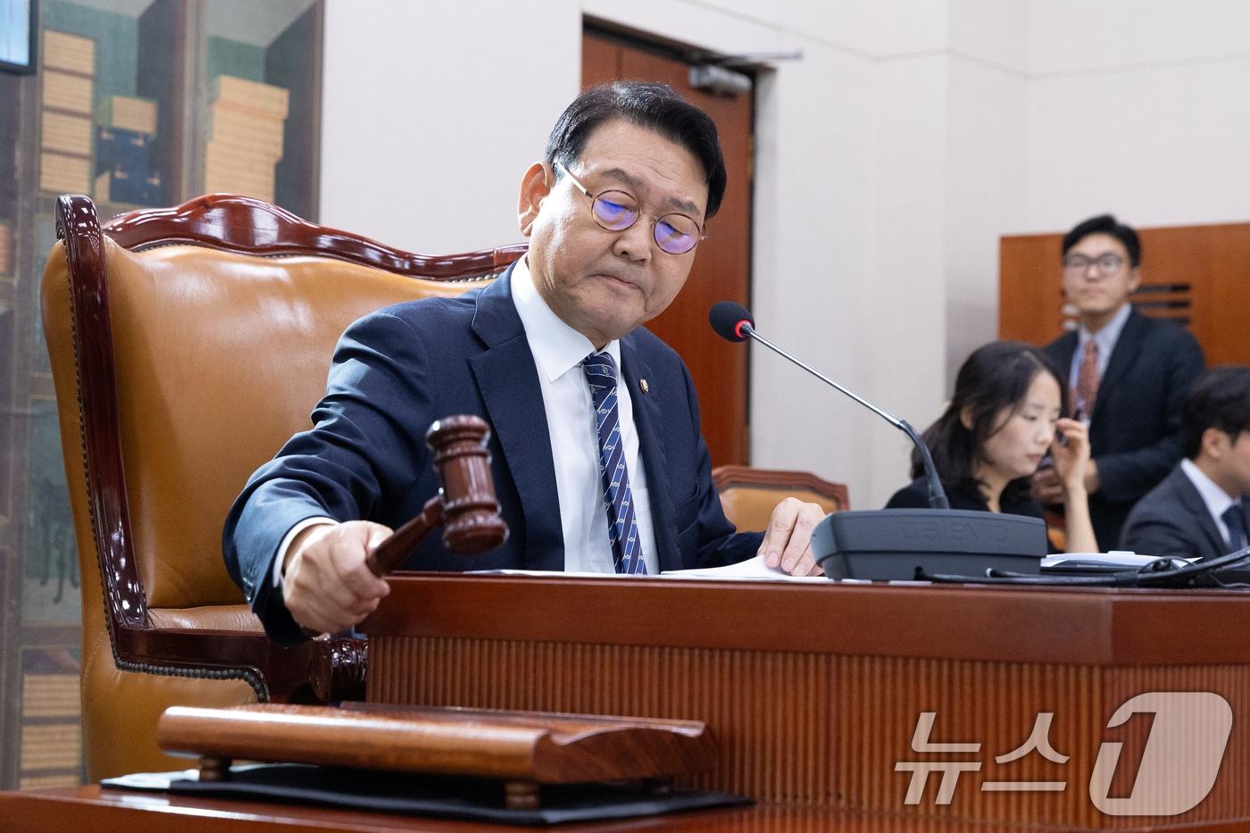 김교흥 국회 문화체육관광위원장이 24일 서울 여의도 국회에서 열린 제429회국회&#40;정기회&#41; 제2차 전체회의에서 의사봉을 두드리고 있다. 2025.9.24/뉴스1 ⓒ News1 이승배 기자