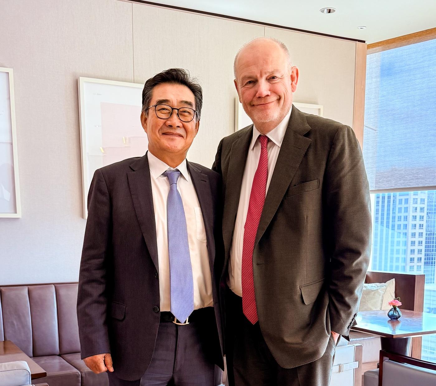 본문 이미지 - 글로벌 미디어 협력 강화를 위해 회동한 유진그룹 유경선 회장&#40;왼쪽&#41;과 CNN 마크 톰슨 회장&#40;유진그룹 제공&#41;. ⓒ 뉴스1