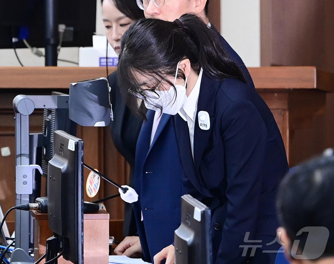 본문 이미지 - 도이치모터스 주가조작과 명태균 공천개입, 통일교 청탁·뇌물 수수 의혹 혐의 등으로 구속기소 된 김건희 씨가 24일 서울 서초구 서울중앙지방법원에서 열린 첫 재판에 출석하고 있다. 2025.9.24/뉴스1 ⓒ News1 사진공동취재단