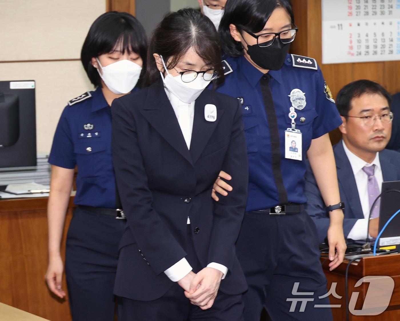 본문 이미지 - 김건희 여사가 24일 서울 서초동 서울중앙지법에서 열린 김 여사의 특정범죄가중처벌법상 알선수재 및 자본시장법·정치자금법 위반 등 사건 첫 재판에 출석하고 있다. 2025.9.24/뉴스1 ⓒ News1 사진공동취재단