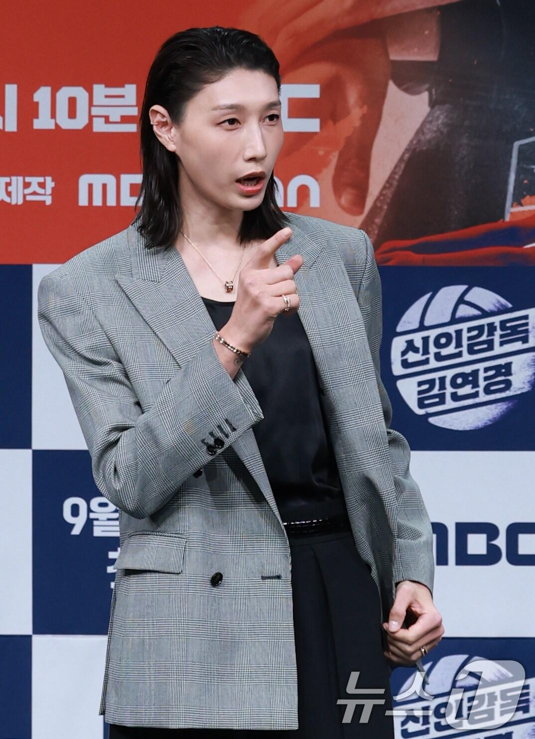 본문 이미지 - 배구여제 김연경이 24일 오후 서울 마포구 상암동 MBC 골든마우스홀에서 열린 MBC 새 예능 '신인감독 김연경' 제작발표회에 참석해 포즈를 취하고 있다. '신인감독 김연경'은 신인 감독으로 배구 여제 김연경의 구단 창설 프로젝트다. 은퇴 후 새로운 도전에 나선 '배구 황제' 김연경이 직접 창단한 팀 ‘필승 원더독스’를 이끌며 지도자로서 첫발을 내딛는 과정이 담긴다. 2025.9.24/뉴스1 ⓒ News1 권현진 기자