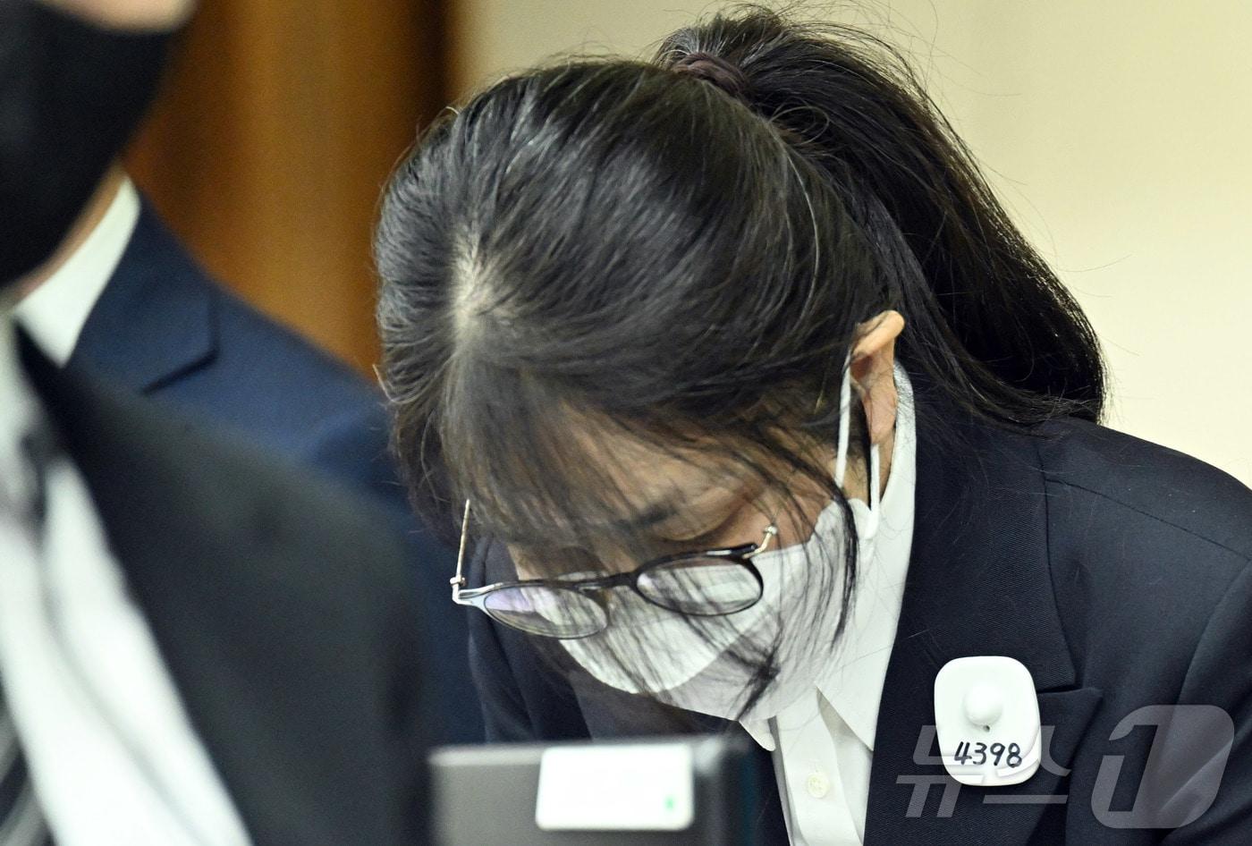 김건희 여사가 24일 서울 서초동 서울중앙지법에서 열린 김 여사의 특정범죄가중처벌법상 알선수재 및 자본시장법·정치자금법 위반 등 사건 첫 재판에 출석해 인사하고 있다. 2025.9.24/뉴스1 ⓒ News1 사진공동취재단