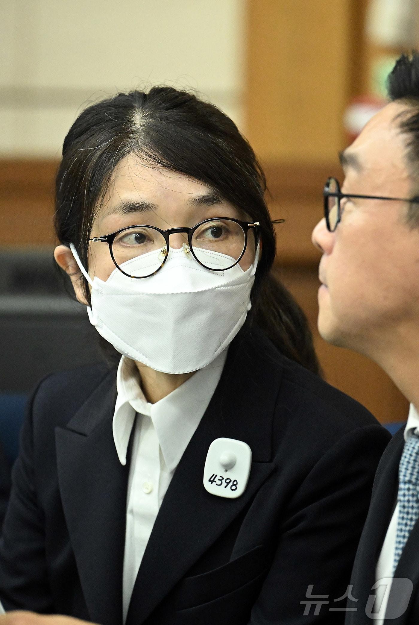 본문 이미지 - 김건희 여사가 24일 서울 서초동 서울중앙지법에서 열린 김 여사의 특정범죄가중처벌법상 알선수재 및 자본시장법·정치자금법 위반 등 사건 첫 재판에 출석해 변호사와 대화하고 있다. 2025.9.24/뉴스1 ⓒ News1 사진공동취재단