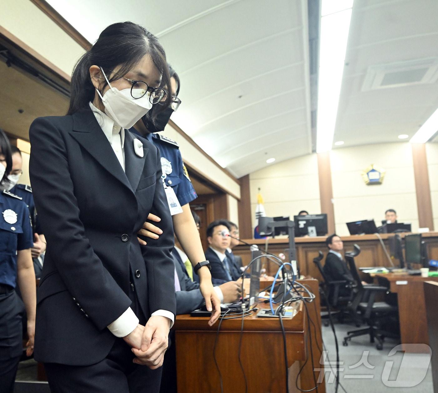 본문 이미지 - 김건희 여사가 24일 서울 서초동 서울중앙지법에서 열린 김 여사의 특정범죄가중처벌법상 알선수재 및 자본시장법·정치자금법 위반 등 사건 첫 재판에 출석하고 있다. 2025.9.24/뉴스1 ⓒ News1 사진공동취재단