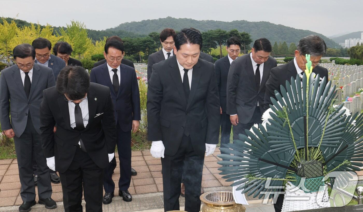 장동혁 국민의힘 당대표가 24일 대전 유성구 국립대전현충원 천안함 46용사 묘역을 참배하고 있다. 2025.9.24/뉴스1 ⓒ News1 김기태 기자