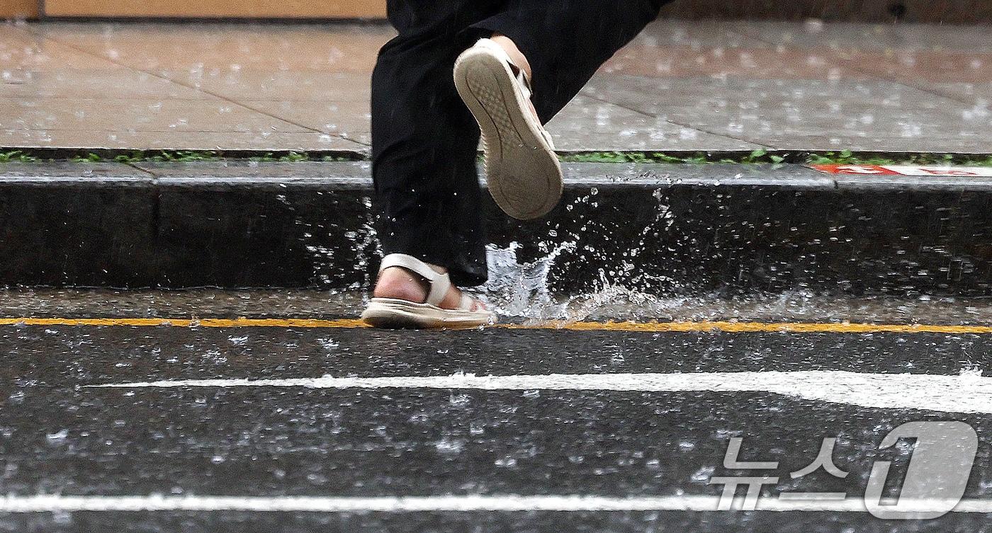 기사 이해를 돕기 위한 비 내리는 거리 자료 사진으로, 기사 내용과 직접 관련 없음. ⓒ News1 