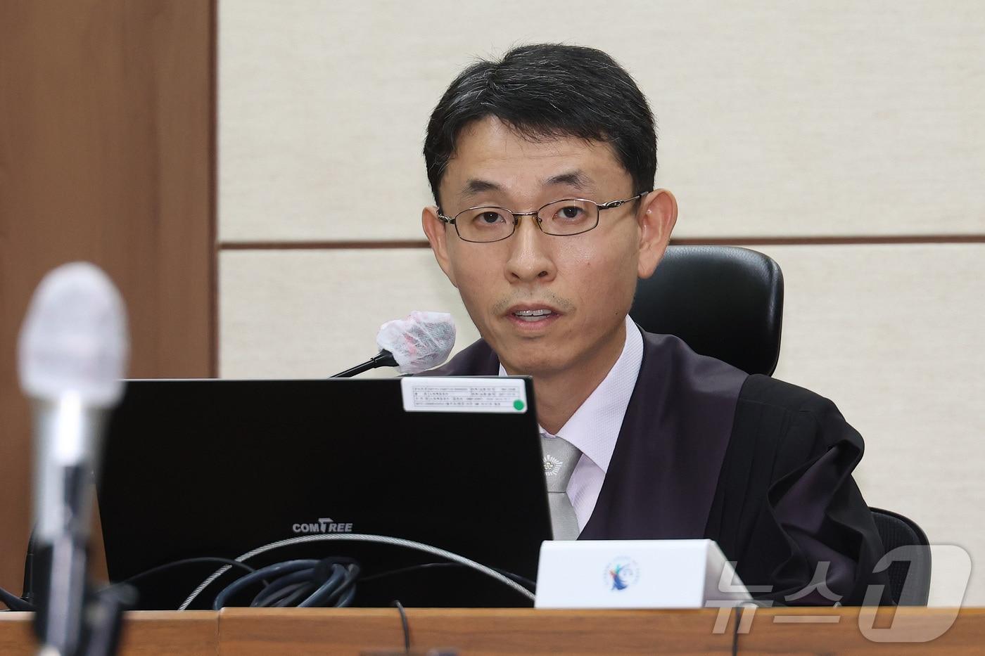 본문 이미지 - 우인성 부장판사가 24일 오후 서울 서초구 서울중앙지방법원에서 열린 김건희 여사의 첫 재판에서 법정 촬영 허가 사항에 대해 설명하고 있다. 2025.9.24/뉴스1 ⓒ News1 사진공동취재단