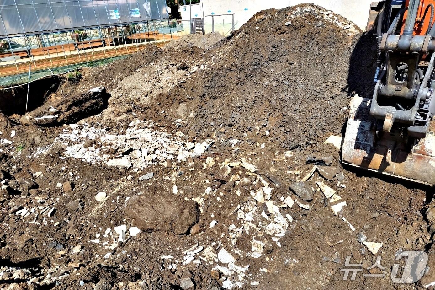 본문 이미지 -  충주 수안보 도심의 한 주차장 용지에서 나온 건축 폐기물.(독자 제공. 재판매 및 DB금지)/뉴스1