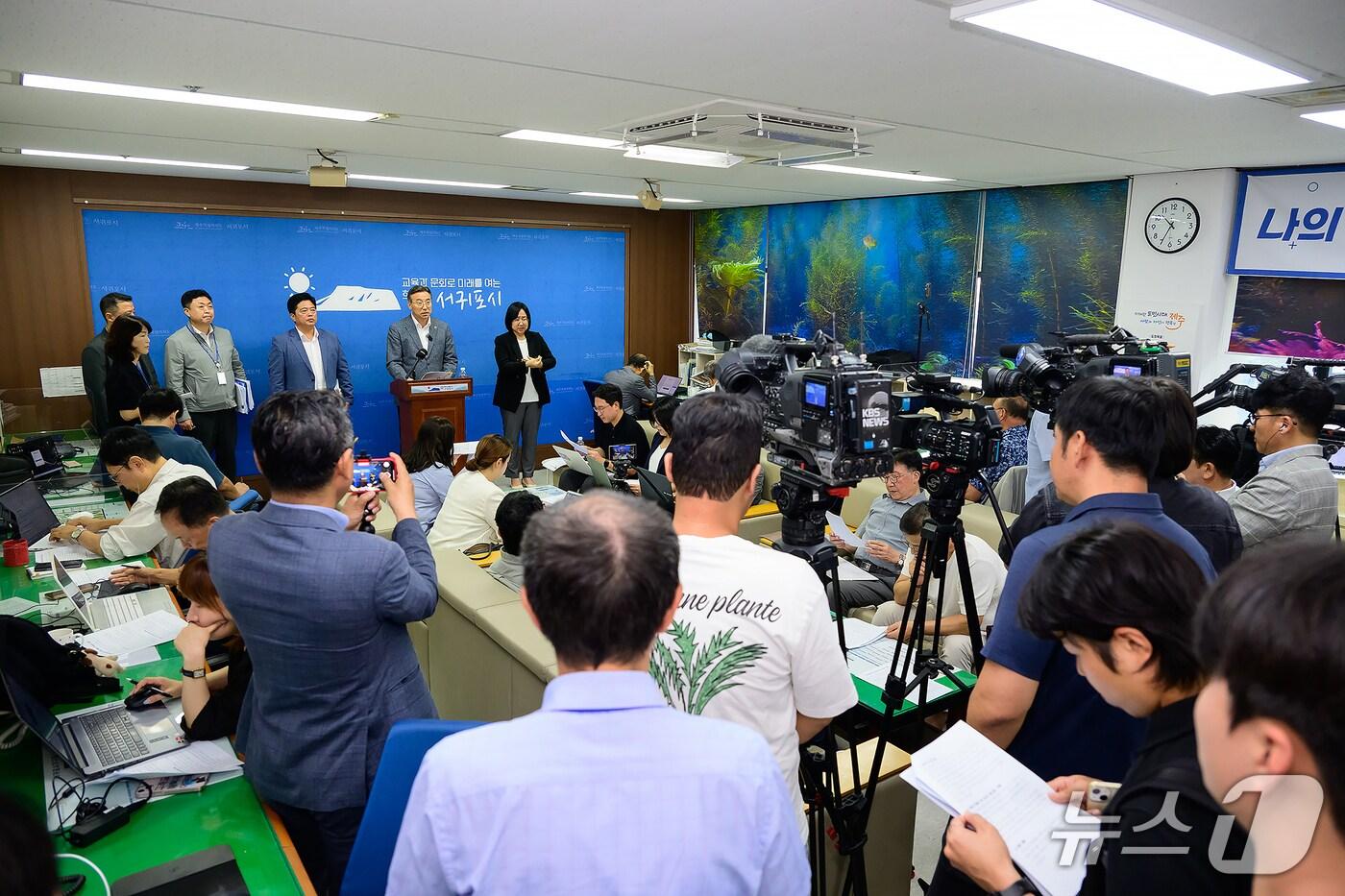 오순문 서귀포시장이 관광극장 철거 관련 입장을 밝히고 있다(서귀포시 제공)/뉴스1