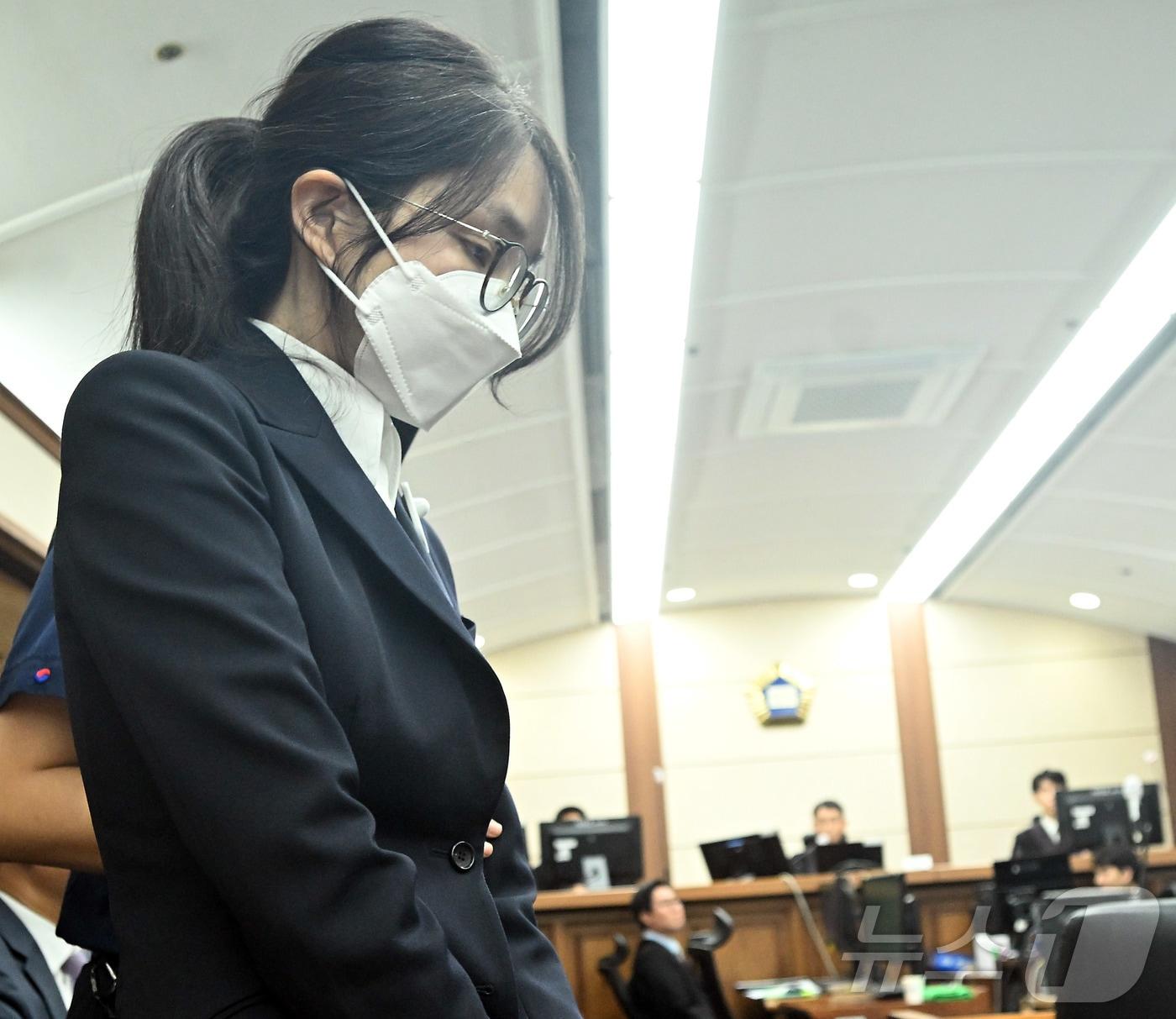 본문 이미지 - 김건희 여사가 지난 9월 24일 서울 서초동 서울중앙지법에서 열린 김 여사의 특정범죄가중처벌법상 알선수재 및 자본시장법·정치자금법 위반 등 사건 첫 재판에 출석하고 있다./뉴스1 ⓒ News1 사진공동취재단