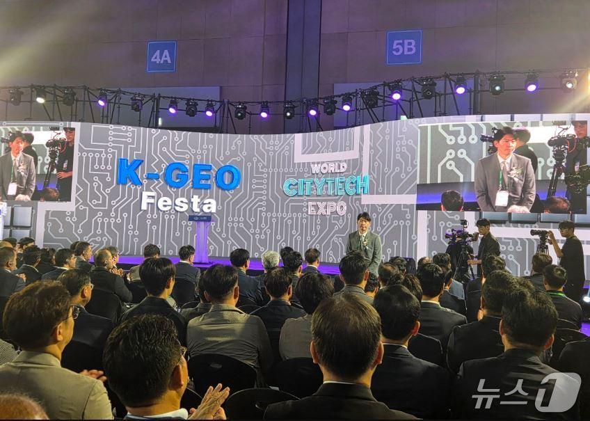 본문 이미지 - ‘2025 K-GEO Festa’ 개막식 행사에 참석하고 있는 손훈 국가철도공단 철도혁신연구원장(가운데). (국가철도공단 제공.재판매 및 DB금지)/뉴스1