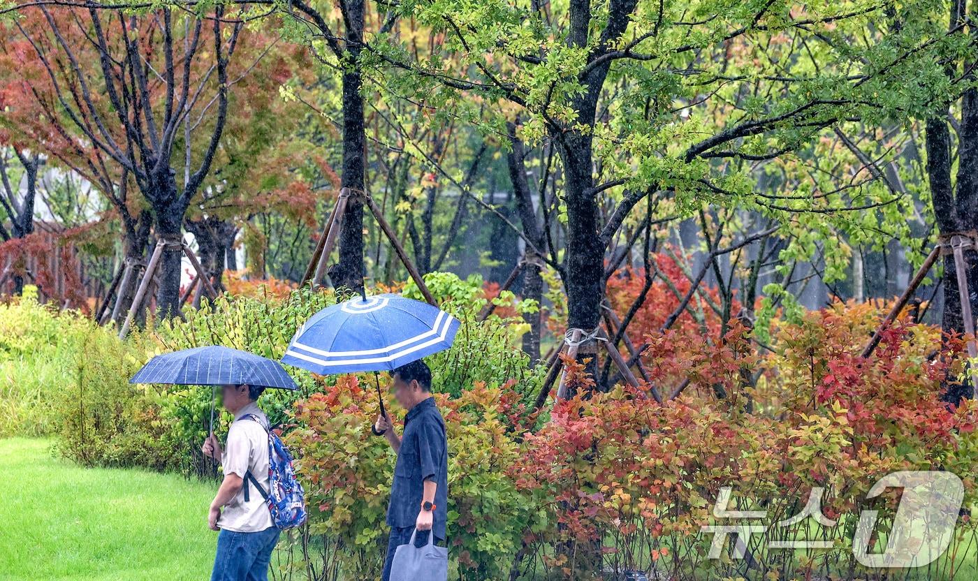 서울 종로구 광화문광장 인근에서 우산을 쓴 시민들이 발걸음을 옮기고 있다. 2025.9.24/뉴스1 ⓒ News1 이호윤 기자