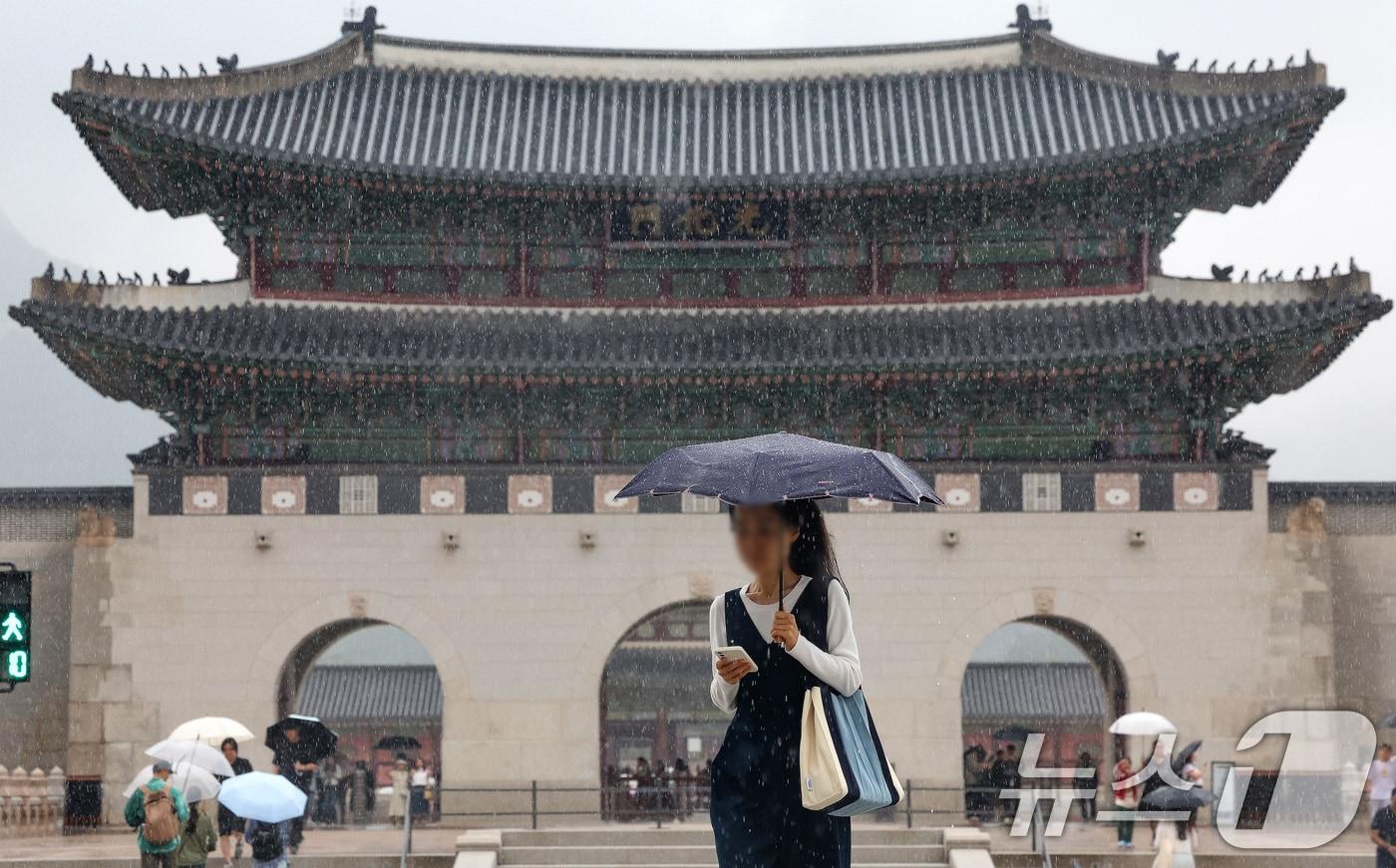 가을비 내리는 광화문 광장./뉴스1 ⓒ News1 이호윤 기자