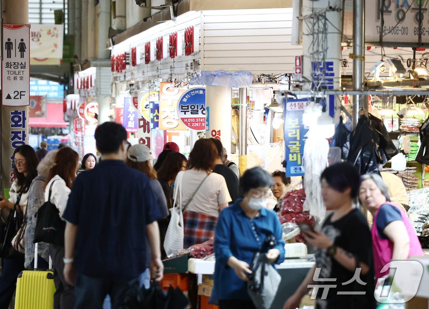본문 이미지 - 2차 민생회복 소비쿠폰 신청 둘째날인 24일 서울 시내 시장에서 시민들이 물건을 구매하고 있다. 2025.9.24/뉴스1 ⓒ News1 김민지 기자