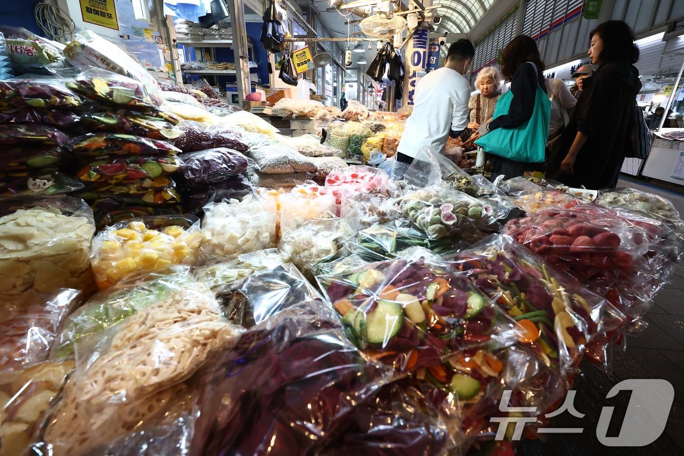 2차 민생회복 소비쿠폰 신청 둘째날인 24일 서울 시내 시장에서 시민들이 물건을 구매하고 있다. . 2025.9.24/뉴스1 ⓒ News1 김민지 기자