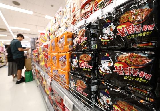 본문 이미지 - 서울 시내의 대형마트에 진열된 불닭볶음면. 2025.9.24/뉴스1 ⓒ News1 김민지 기자