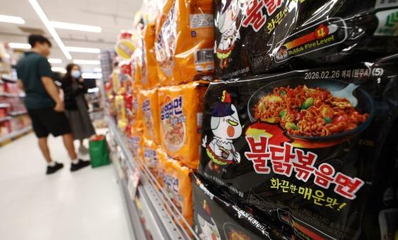 본문 이미지 - 서울 시내의 대형마트에 진열된 불닭볶음면. 2025.9.24/뉴스1 ⓒ News1 김민지 기자