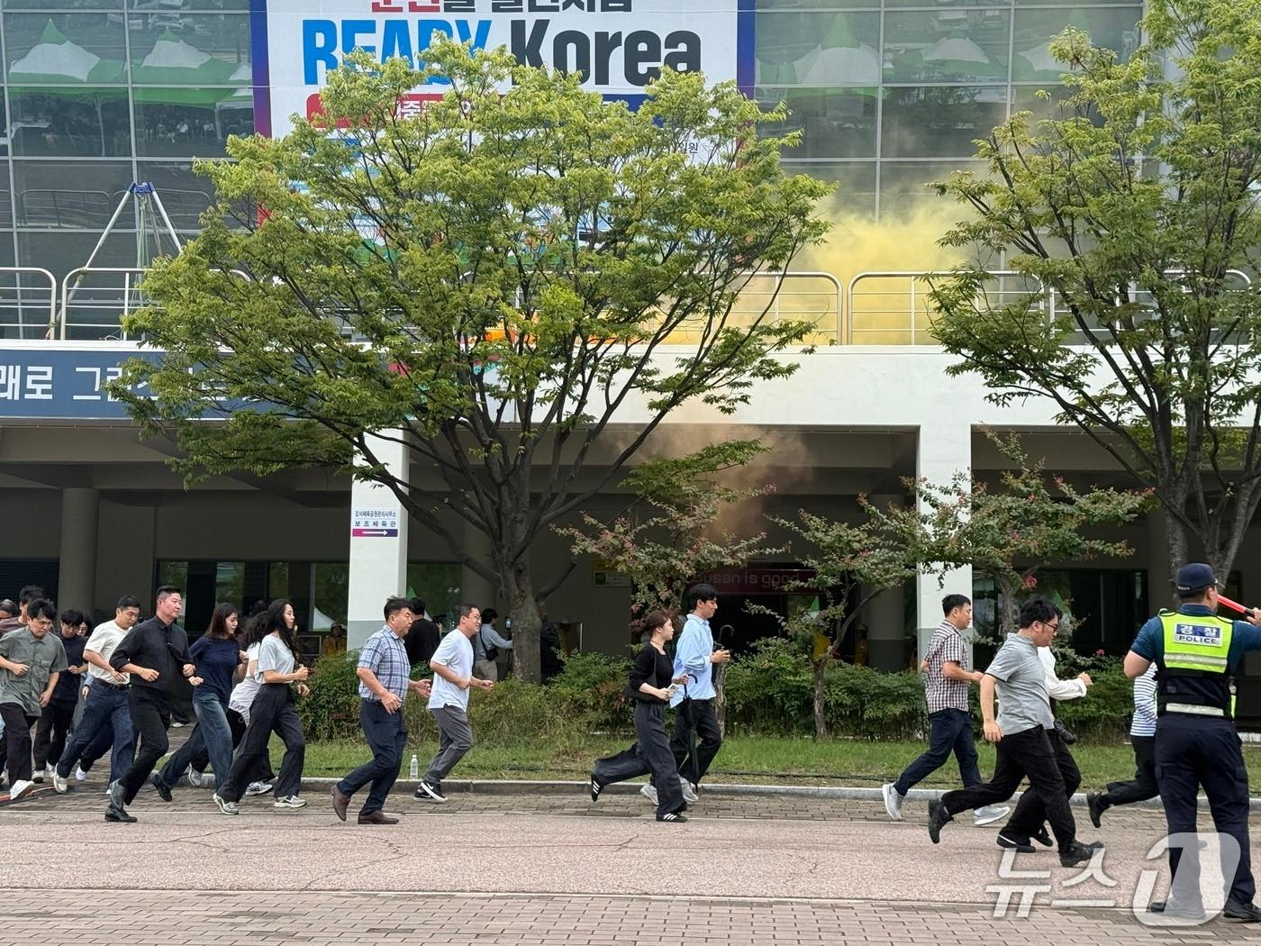 본문 이미지 - 부산 강서구체육공원에서 진행된 제3차 &#39;레디 코리아&#40;Ready Korea&#41;&#39; 훈련 사진.뉴스1 구진욱 기자